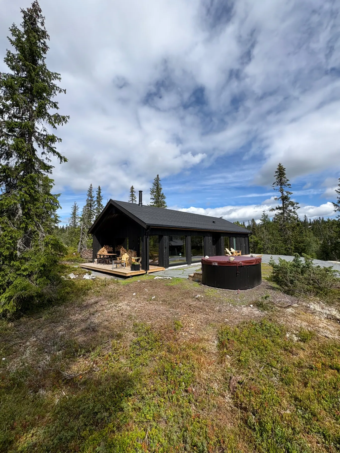 Kosen på sommeren med boblebad og fjellskog rundt