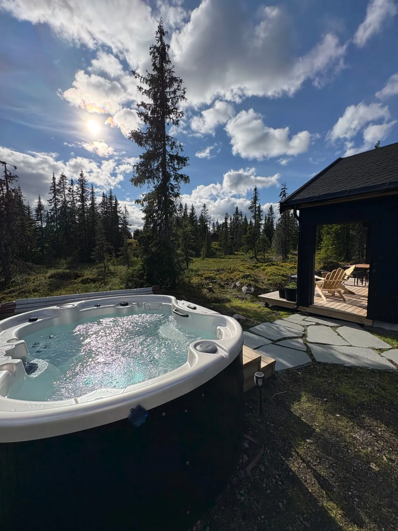 Boblebad i solskinn med utsikt over furuskogen