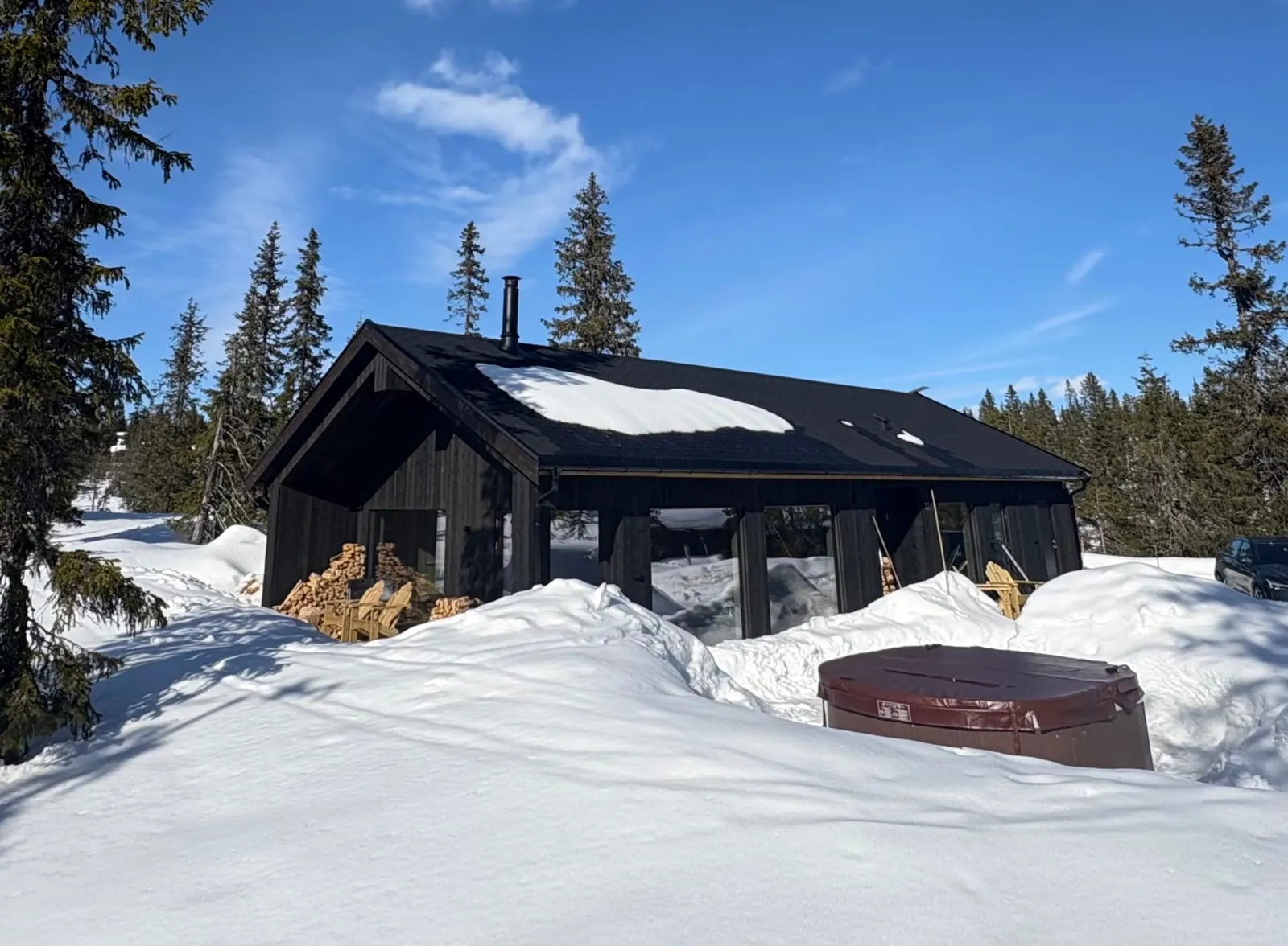 Kosen sett utenfra en solrik vinterdag