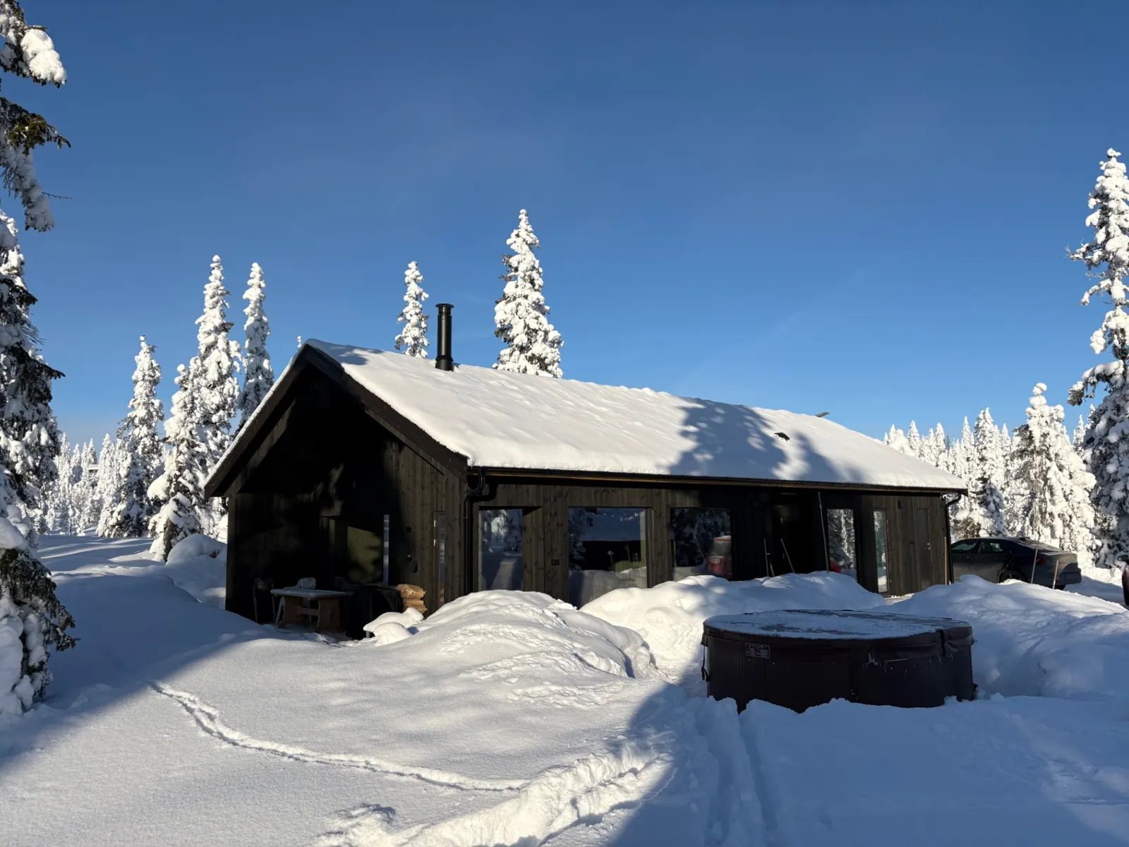 Kosen hytte på Sjusjøen omgitt av snødekte trær